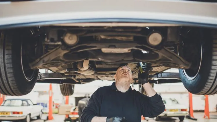 /cam-nang/cam-nang-sua-chua/mercedes-co-tieng-keu-gam-la-bi-lam-sao-xu-ly-the-nao-1547