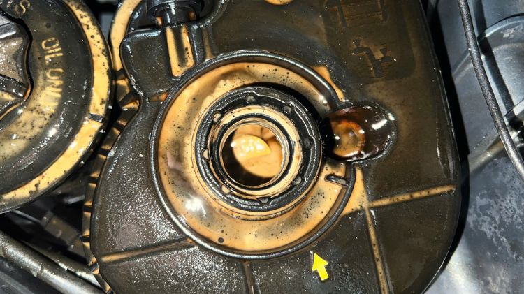 /cam-nang/cam-nang-sua-chua/dau-may-lan-vao-nuoc-mat-nguyen-nhan-dau-hieu-hau-qua-va-cach-xu-ly-triet-de-1526