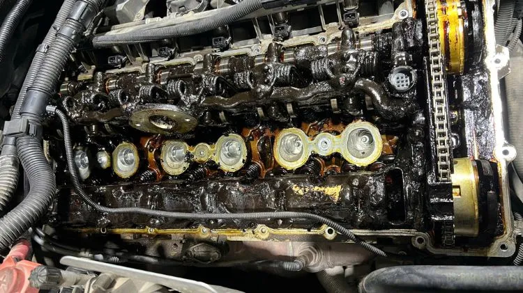 Động cơ đóng cặn bùn dầu: “Sát thủ thầm lặng” khiến xe châu Âu nhanh xuống cấp 