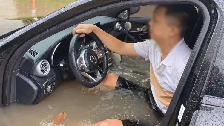 /cam-nang/cam-nang-sua-chua/xe-o-to-sau-khi-ngap-nuoc-va-nguy-co-tiem-an-dung-de-mat-hang-tram-trieu-chi-vi-cham-xu-ly-1517